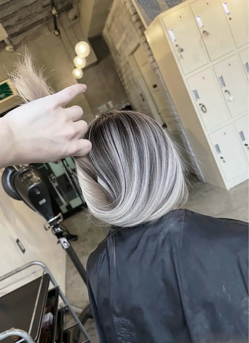 ロング カラー バレイヤージュ シルバー ホワイトシルバー レイヤーカット ヘアカラー トリートメント 指名数No.1 /NAOYAのヘアスタイル