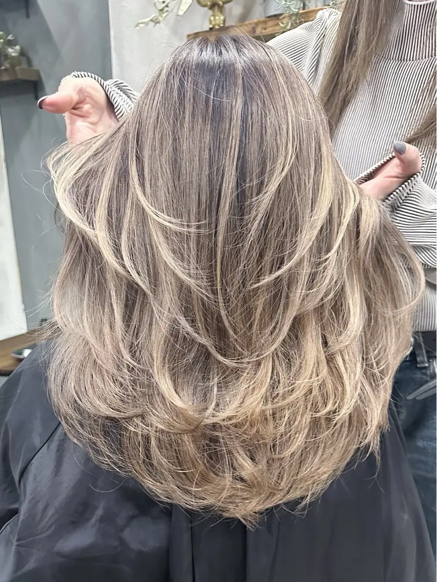 ロング カラー バレイヤージュ レイヤーカット カット ヘアカラー トリートメント AiM エイム　韓国レイヤーのヘアスタイル