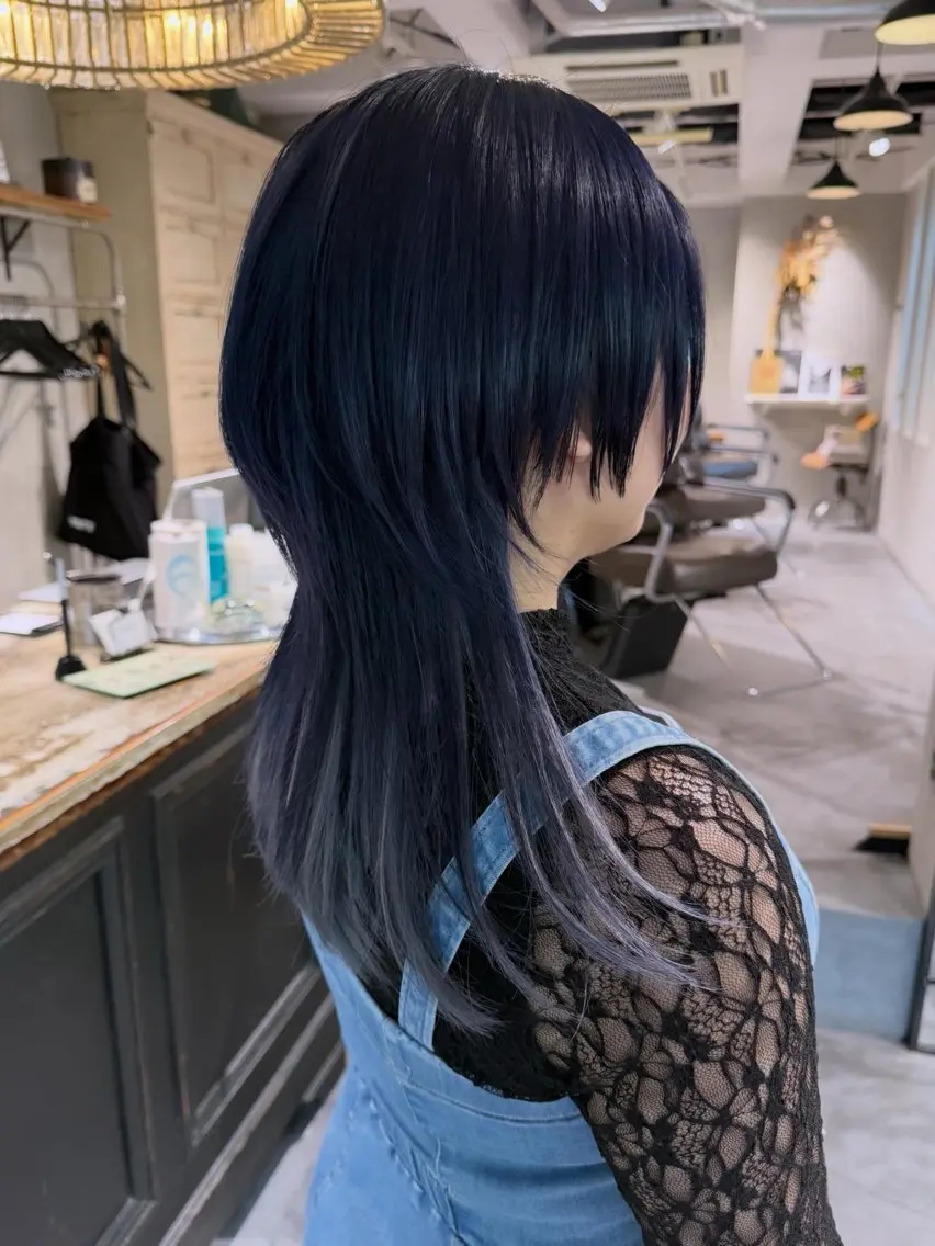 セミロング カラー グラデーションカラー インナーカラー ネイビーカラー シルバー ホワイトシルバー カット ヘアカラー RorriM natsuのヘアスタイル