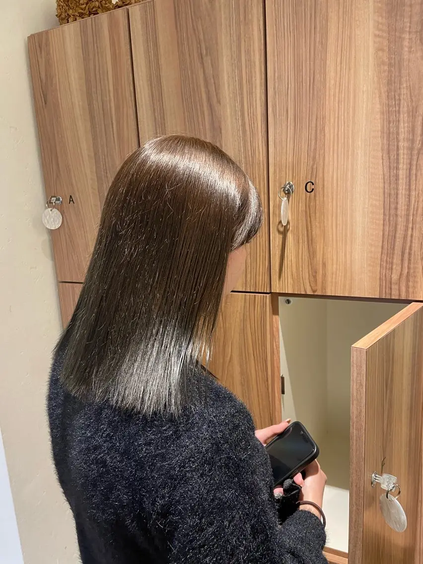 セミロング ヘアカラー 小宮山 桃加のヘアスタイル