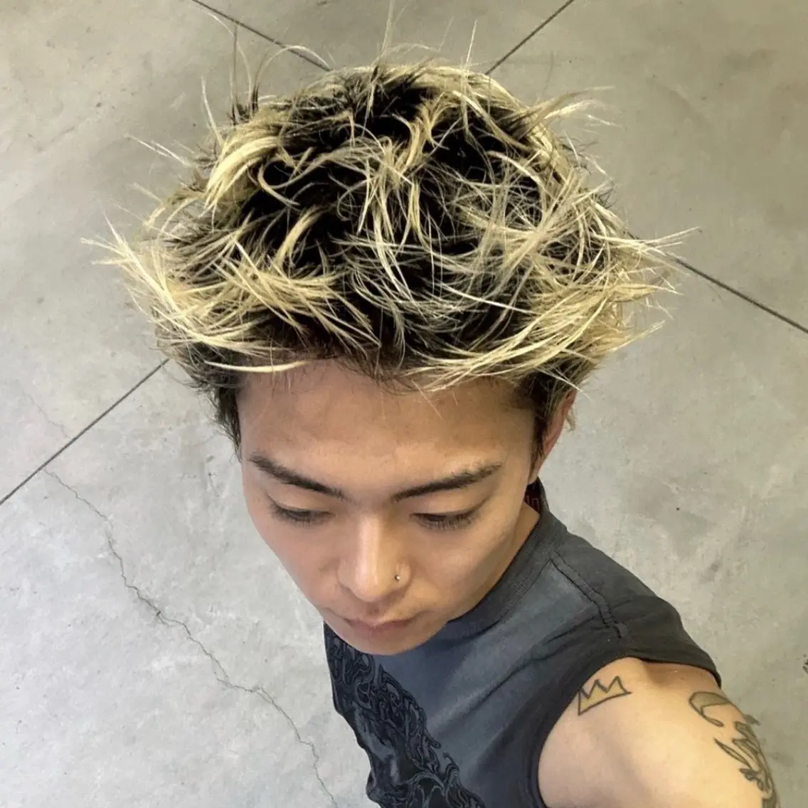 カラー メンズ メンズブリーチ メンズハイトーン ブリーチ ハイトーンカラー ヘアカラー スパイキーショート 平出天翔のヘアスタイル