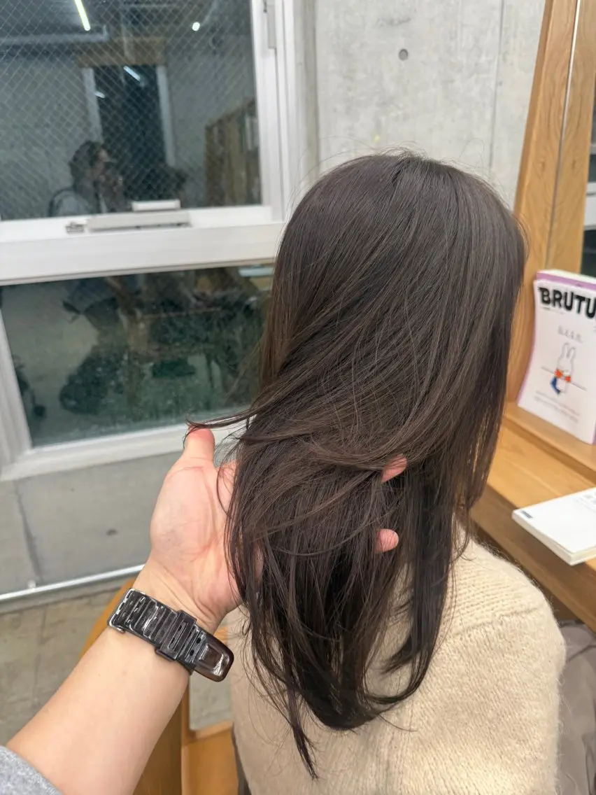 ロング カラー ロングレイヤー アッシュ ベージュカラー ブリーチ 透明感カラー カット ヘアカラー トリートメント 誰より丁寧なカット/ 小林輝/レイヤーのヘアスタイル