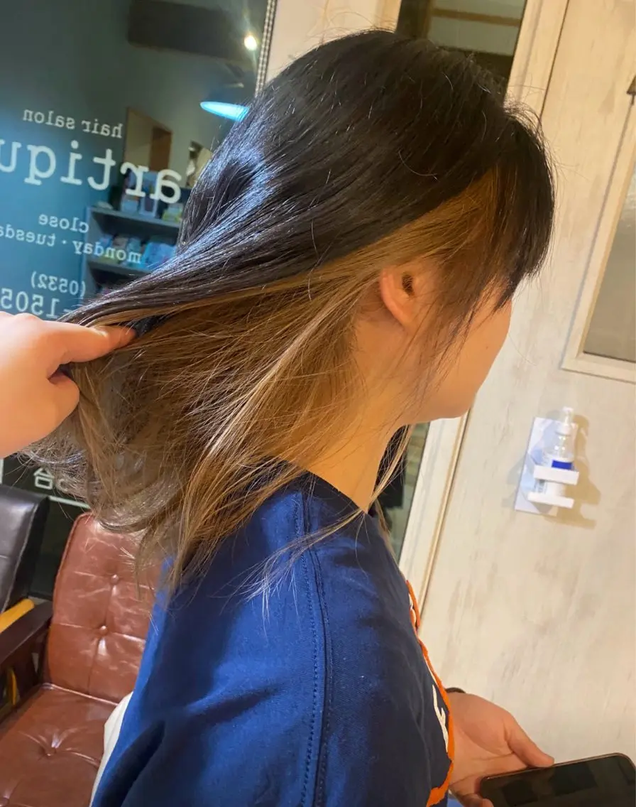 ミディアム カラー ブリーチ イヤリングカラー インナーカラー artique 来実のヘアスタイル