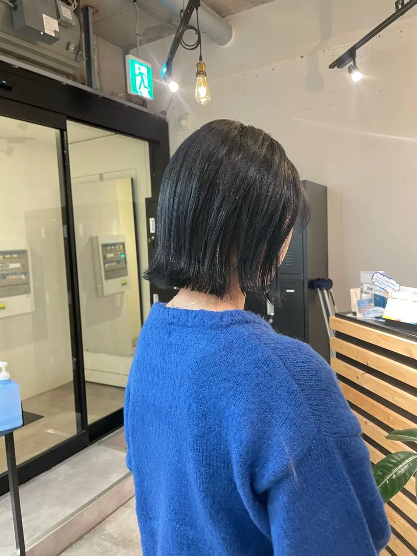 ミディアム カラー 切りっぱなしボブ 黒髪 ブリーチ ブルーカラー ブルーブラック カット ヘアカラー 久保田 千尋のヘアスタイル