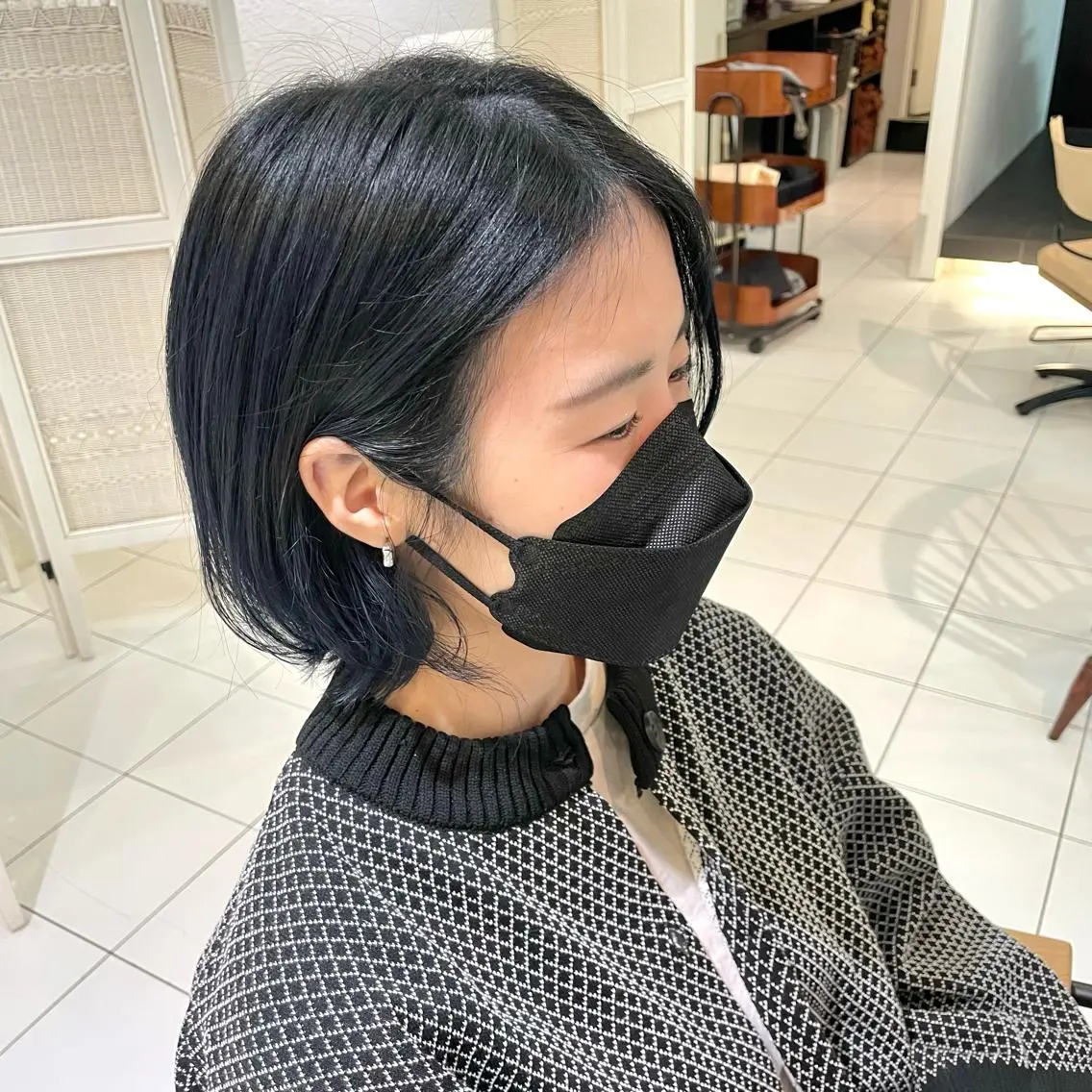 ミディアム カラー 黒髪 ブリーチ ブルーカラー ブルーブラック 透明感カラー/ 寺田千雅子のヘアスタイル