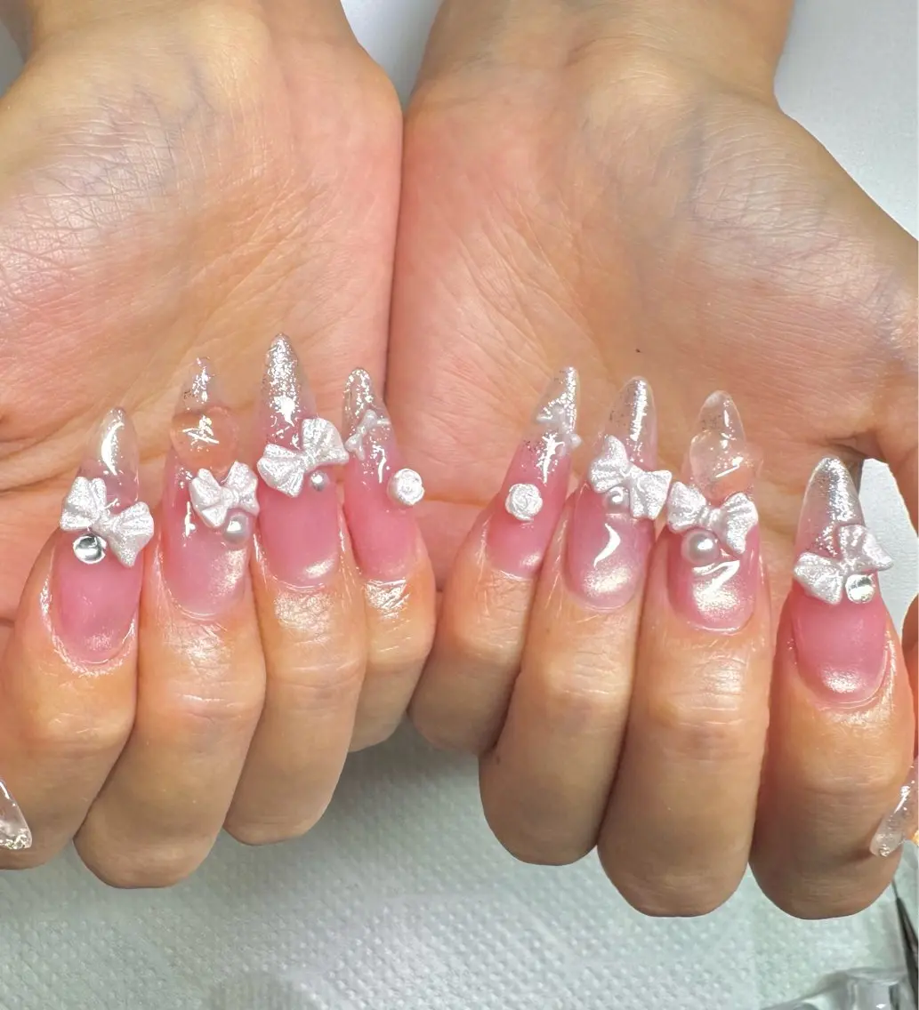 ネイル グラデーション キラキラネイル 韓国ネイル リボン BENI 💅✨のネイルデザイン