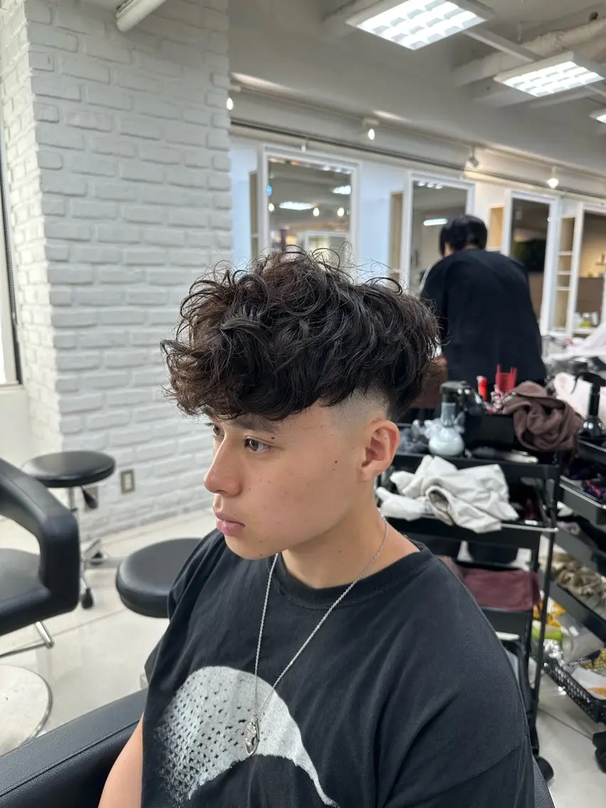 ショート パーマ メンズ スペインカール 外国人風カラー カット パーマ トリートメント フェザーパーマ職人 🪶ryosukeのヘアスタイル