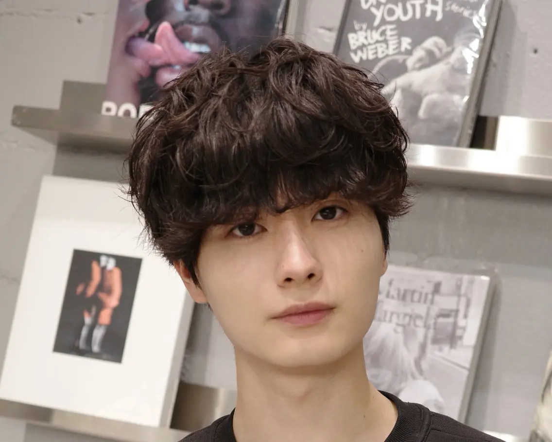 ミディアム パーマ メンズ ミディアムパーマ メンズパーマ ニュアンスパーマ カット パーマ ヘアセット メンズパーマ 新宿 yudaiのヘアスタイル