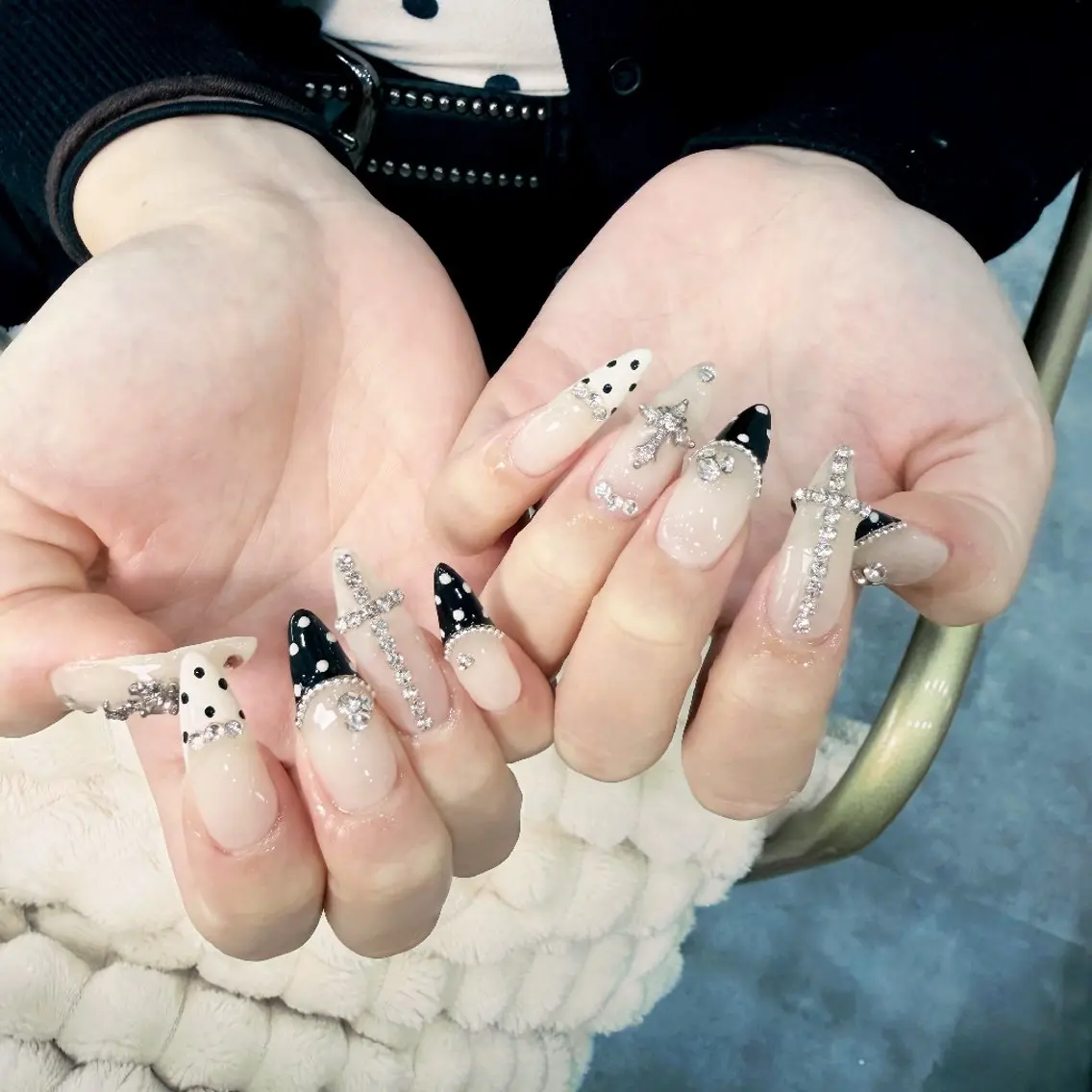 ネイル チークネイル フレンチネイル ジェルネイル ガーリー キラキラネイル ハンドネイル UM Nail Salonのネイルデザイン