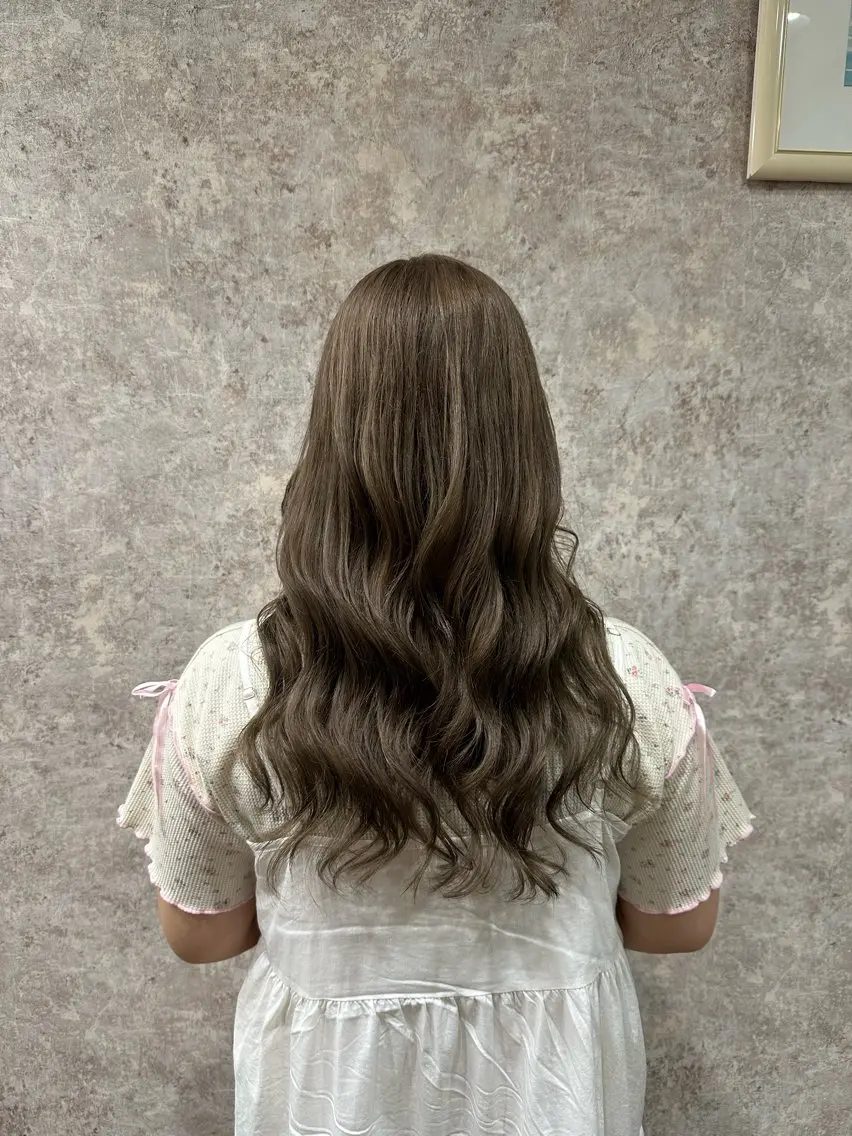 ロング カラー ブリーチ 岡山 紗里奈のヘアスタイル