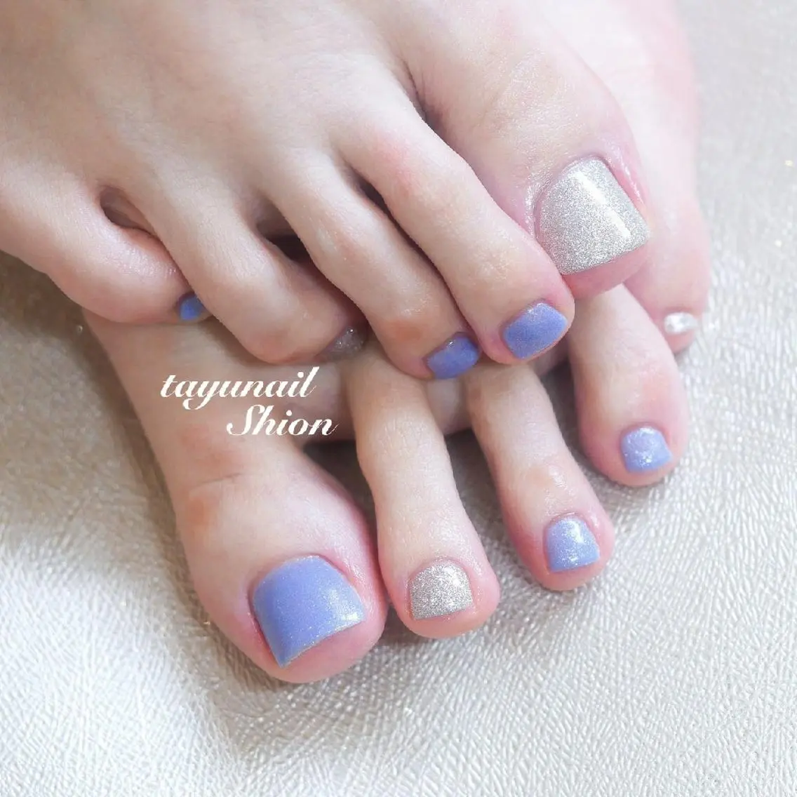 ネイル ブルー フットネイル ジェルネイル キラキラネイル パラジェル ネイルサロン 【たゆnail】のネイルデザイン
