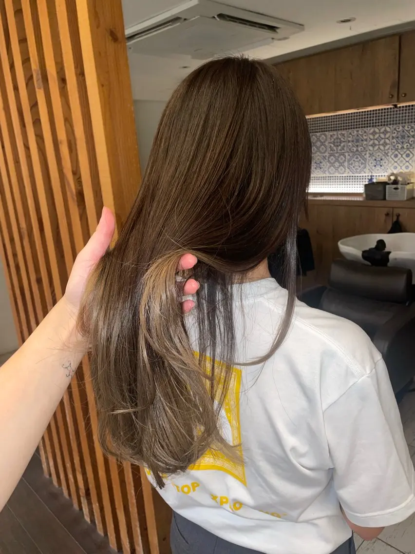 ロング カラー デザインカラー ヘアカラー リカ/ハイトーン ・オリーブ🍀のヘアスタイル