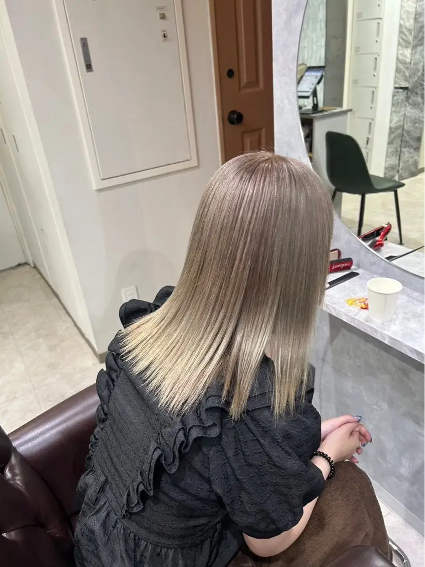 ミディアム カラー グレージュ ミルクティーグレージュ ヘアカラー ハイトーン/🫧 トレンドカラー/あやのヘアスタイル