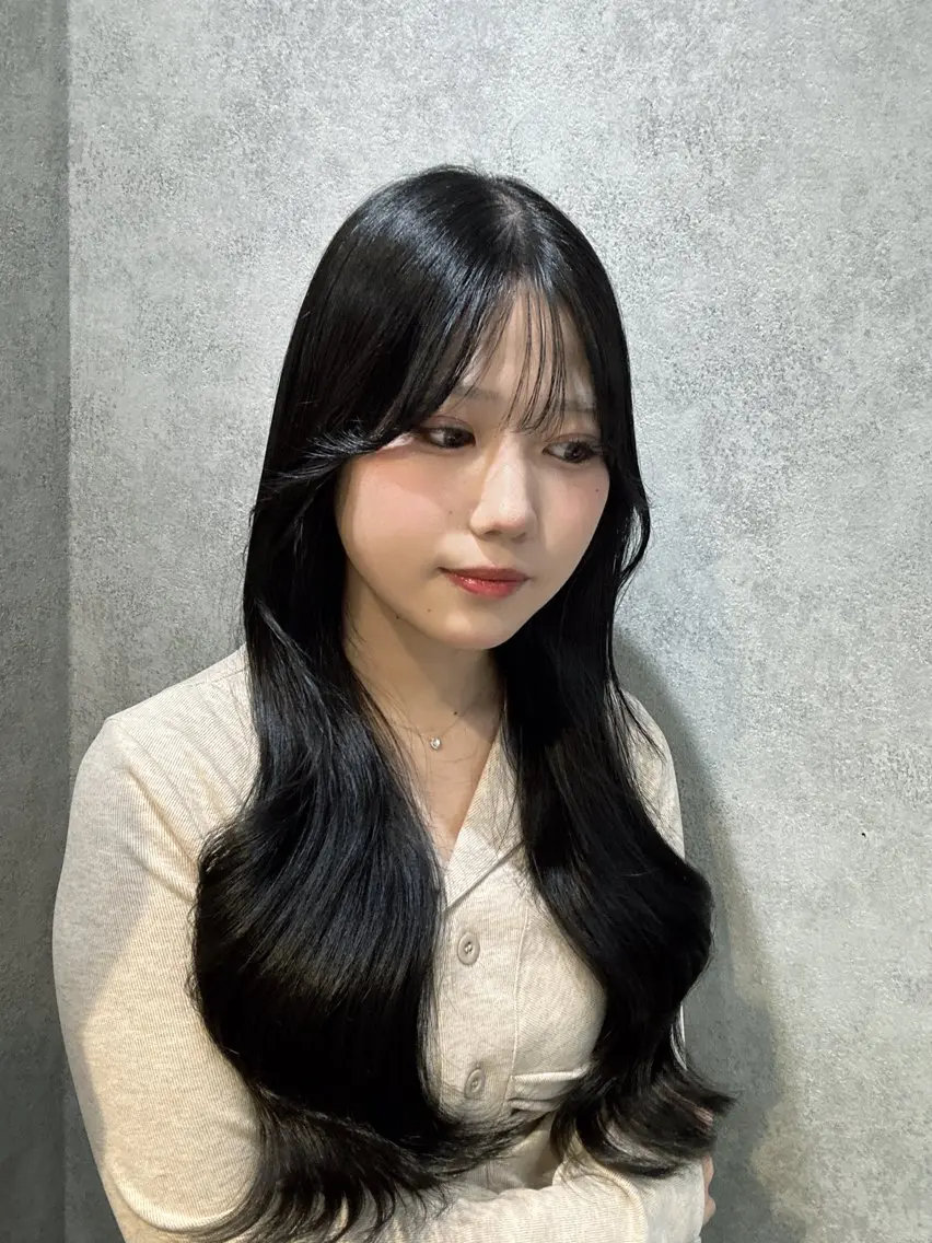 ロング カラー 黒髪 くびれヘア 顔周りカット 卒業式のヘアスタイル 髪質改善 銀座レイヤーカット ×シースルー前髪のヘアスタイル