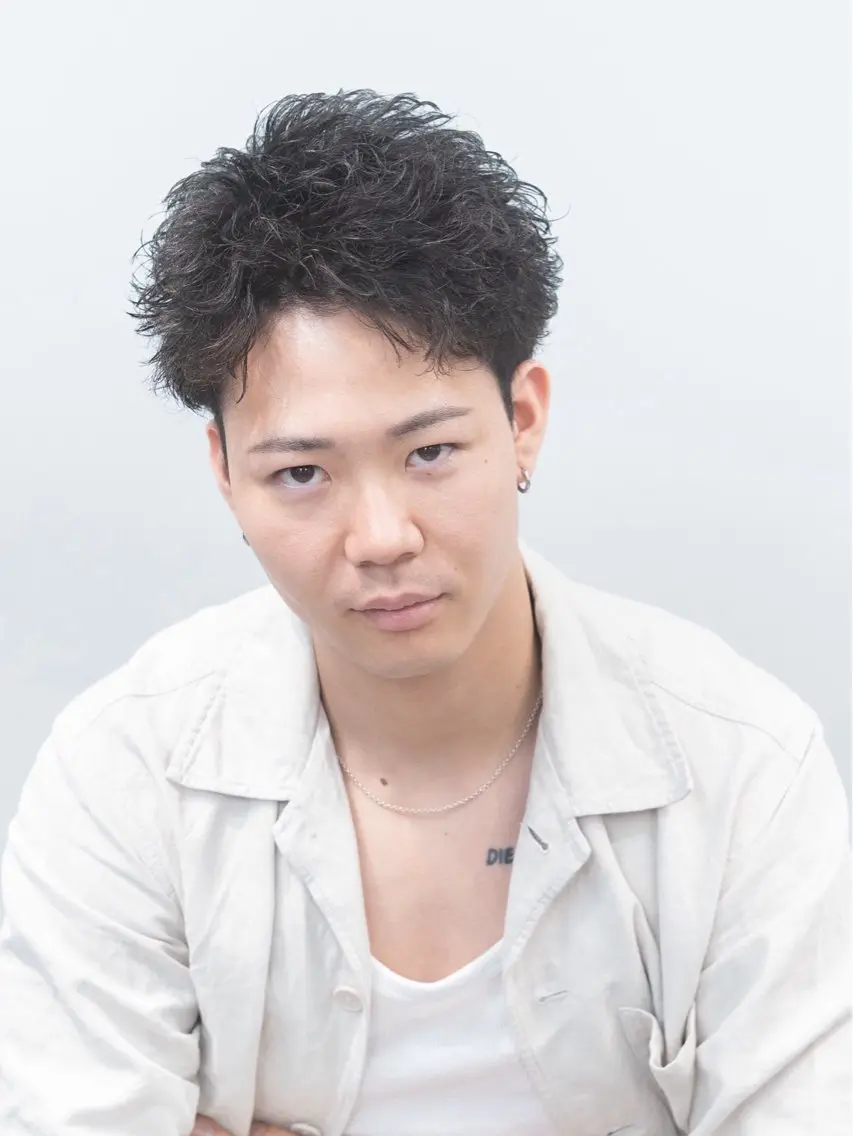 ショート カラー パーマ メンズ センターパート ダウンパーマ メンズハイライト メンズ韓国風 韓国マッシュ カット パーマ 田尻 駆のヘアスタイル
