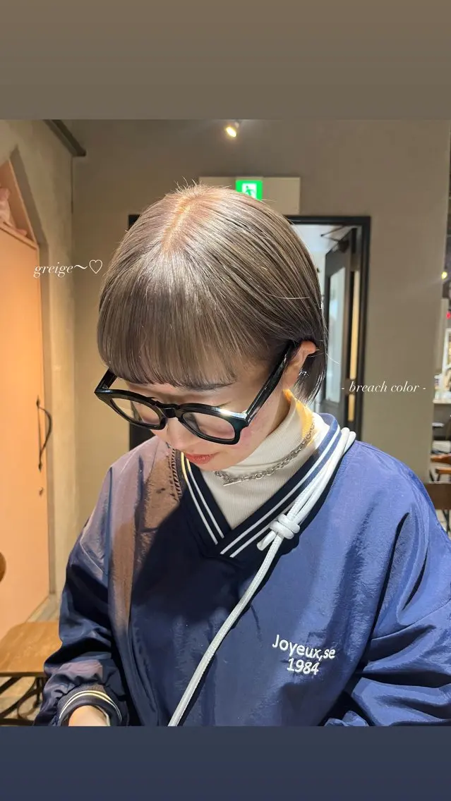 ミディアム カラー ヘアアレンジ ブリーチ グレージュ 光本 杏のヘアスタイル
