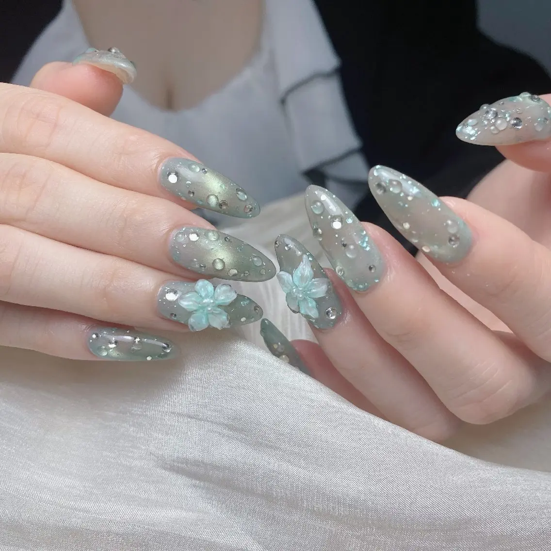 ネイル チークネイル フレンチネイル ジェルネイル ガーリー キラキラネイル ハンドネイル UM Nail Salonのネイルデザイン