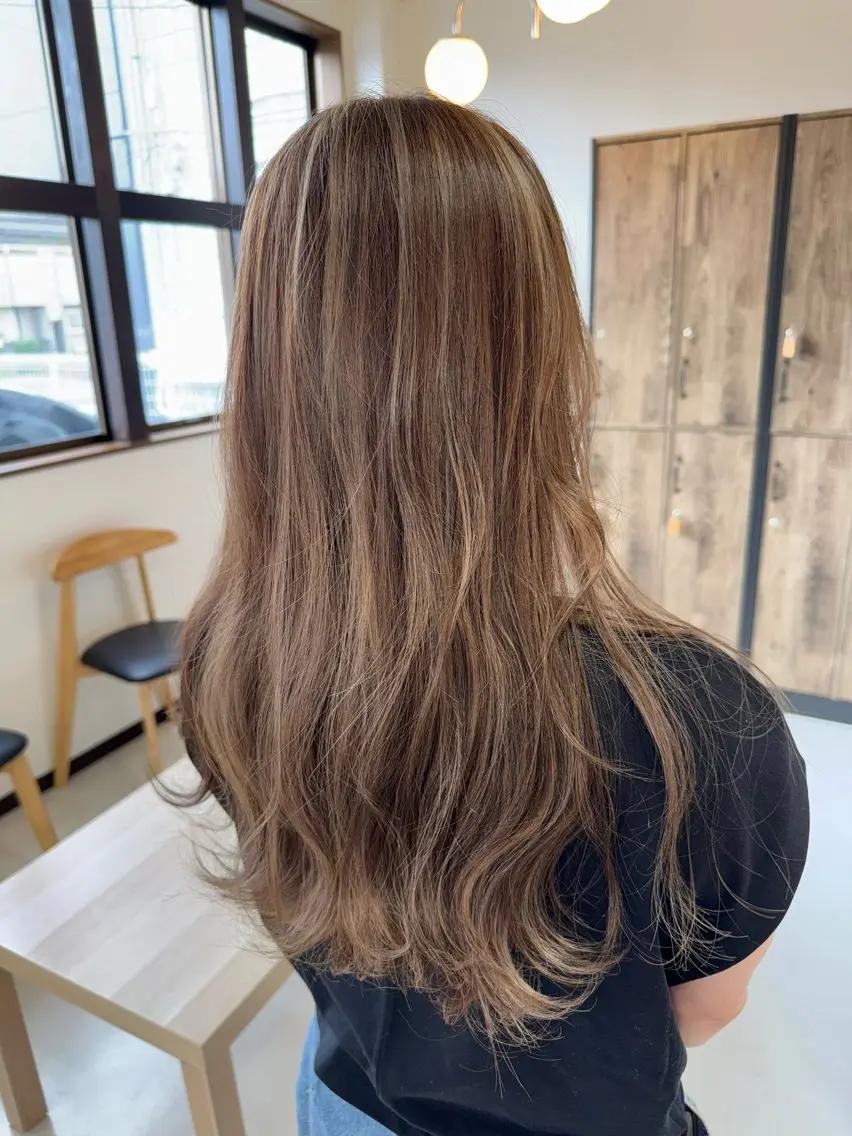ロング ヘアカラー 手塚 麗のヘアスタイル