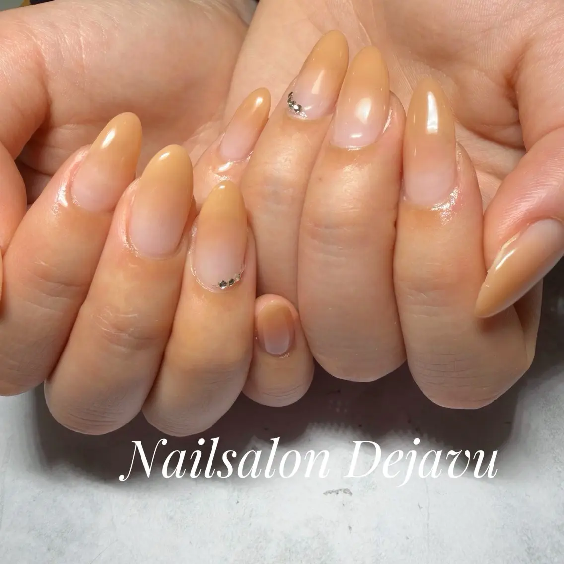 ネイル グラデーション ストーンネイル ハンドネイル Nailsalon Dejavuのネイルデザイン