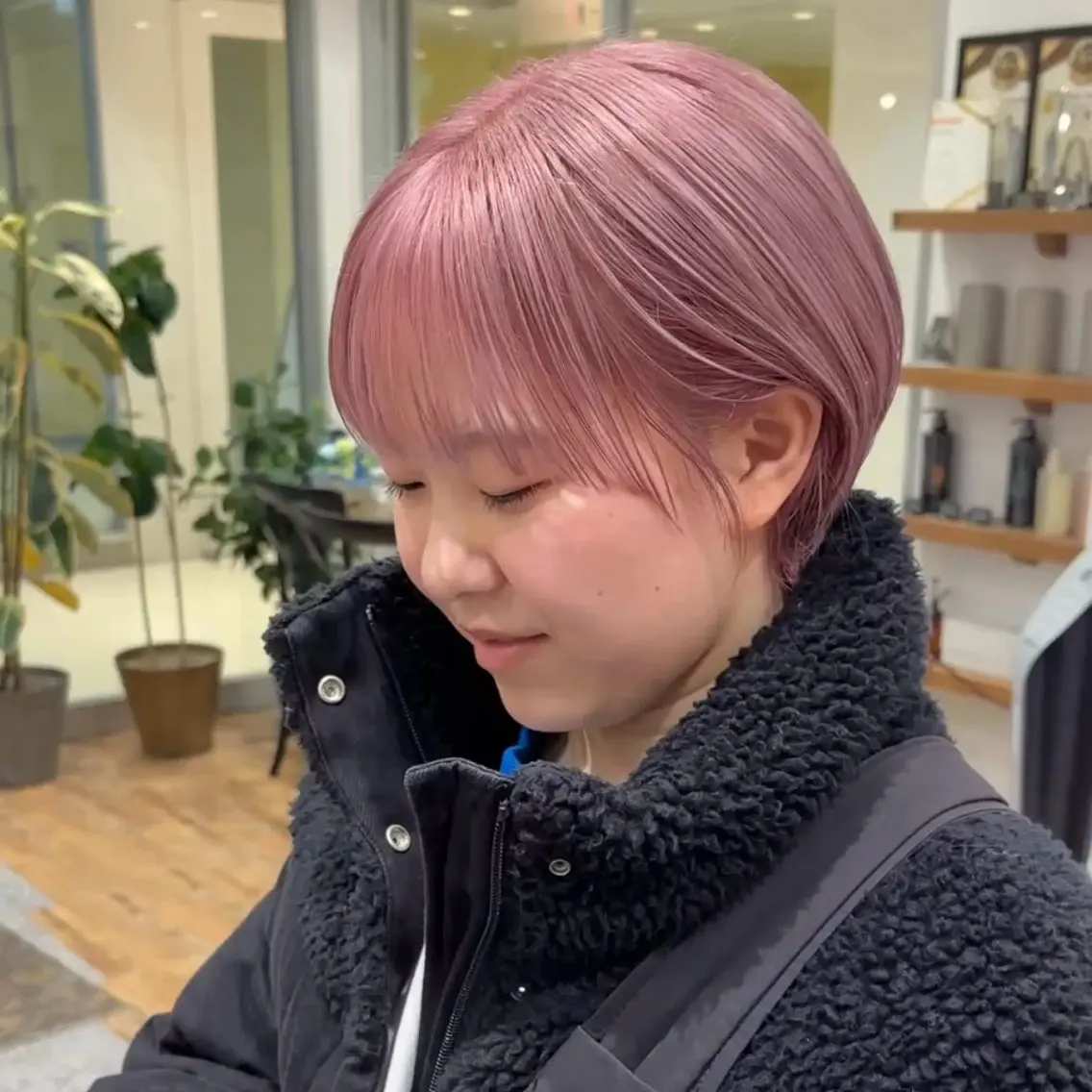 ショート カラー ブリーチ ピンクカラー カット ヘアカラー トリートメント 矯正パーマ、ベージュ ボブカット🫧のヘアスタイル