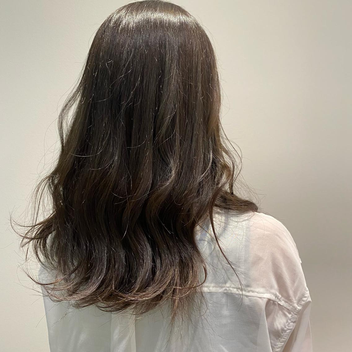 セミロング カラー ベージュカラー ハイライトカラー オリーブベージュ ハイライト Rubik's 梅田茶屋町/叶莉のヘアスタイル