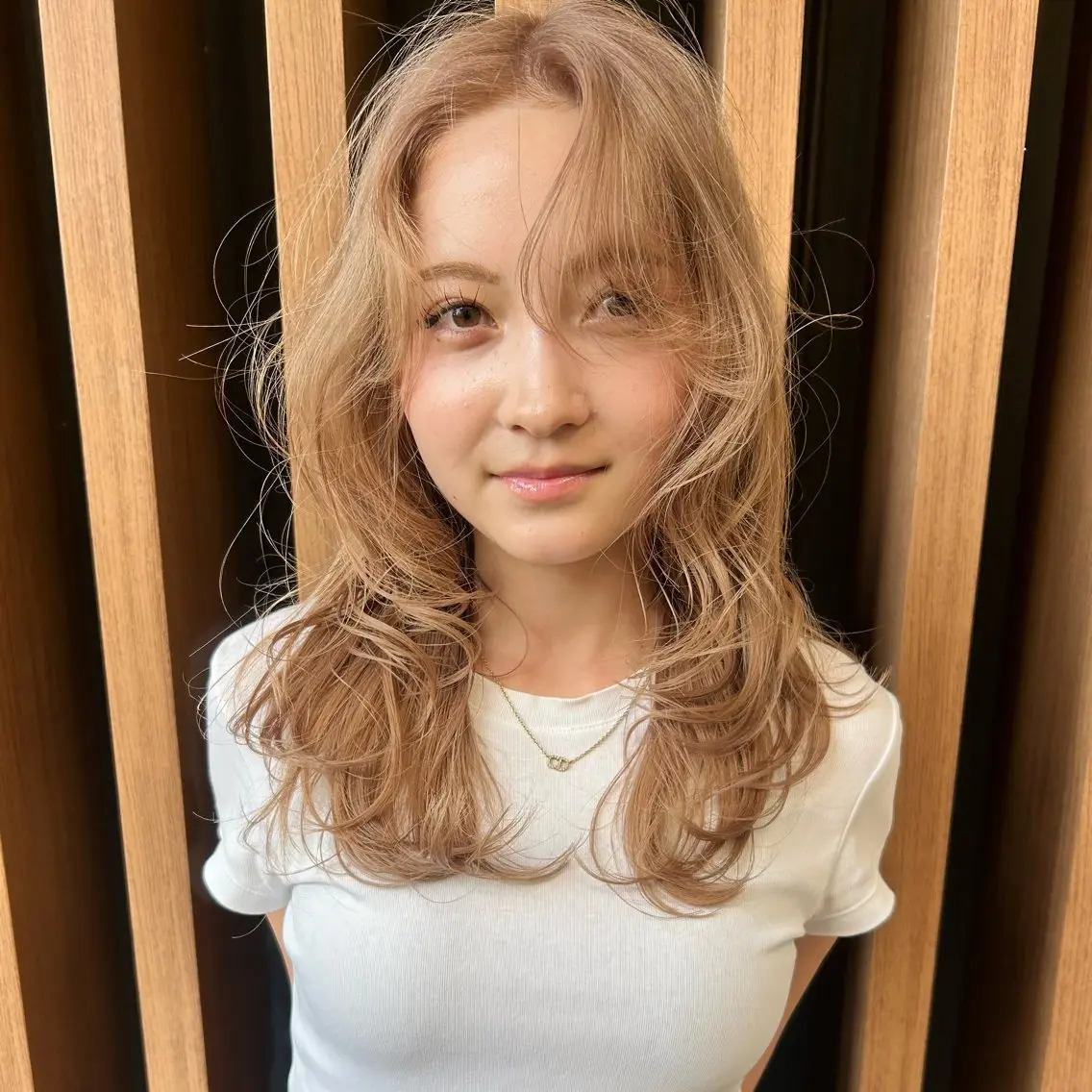 セミロング カラー ベージュカラー ミルクティーベージュ レイヤーカット カット ヘアカラー トリートメント ミルクティーベージュ /ブリーチ/Wカラーのヘアスタイル