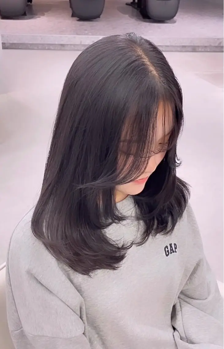 ミディアム カラー ダークグレー ダークグレージュ グレージュ レイヤーカット 黒田 優里 🎀🫧のヘアスタイル