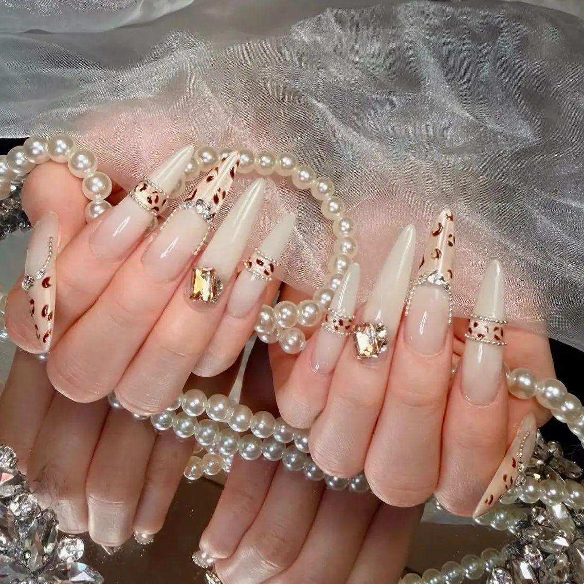 ネイル オーロラネイル 長さ出し フラッシュネイル フレンチネイル ジェルネイル ハンドネイル Amee Nail Salonのネイルデザイン