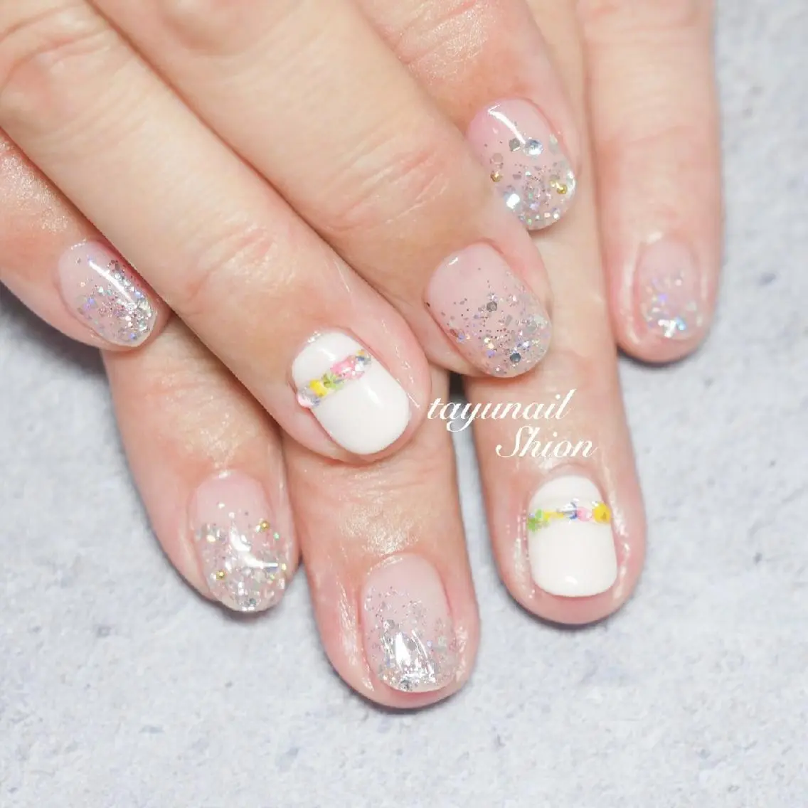 ネイル ブルー フラワーネイル ジェルネイル グラデーション キラキラネイル ネイルサロン 【たゆnail】のネイルデザイン