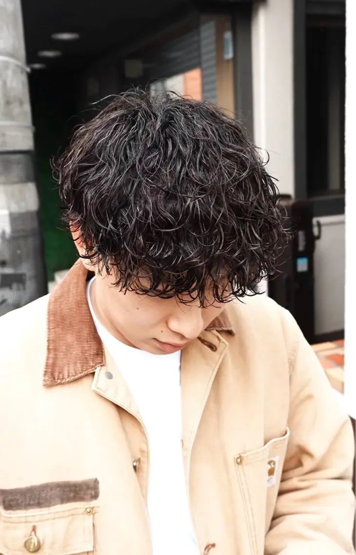 ショート パーマ メンズ メンズパーマ 波巻きパーマ カット パーマ メンズパーマ特化 川岸のヘアスタイル