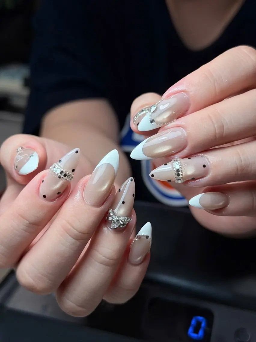 ネイル ドット フレンチネイル ガーリー 持ち込み リボン Iconic Nailのネイルデザイン