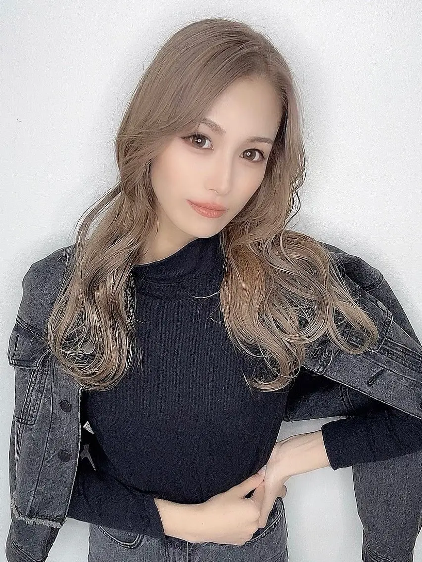 セミロング カラー ヘアアレンジ ブリーチ ケアブリーチ ダブルカラー グレージュ ミルクティーグレージュ ヘアカラー トリートメント vizz by el yts 北谷ブリーチのヘアスタイル