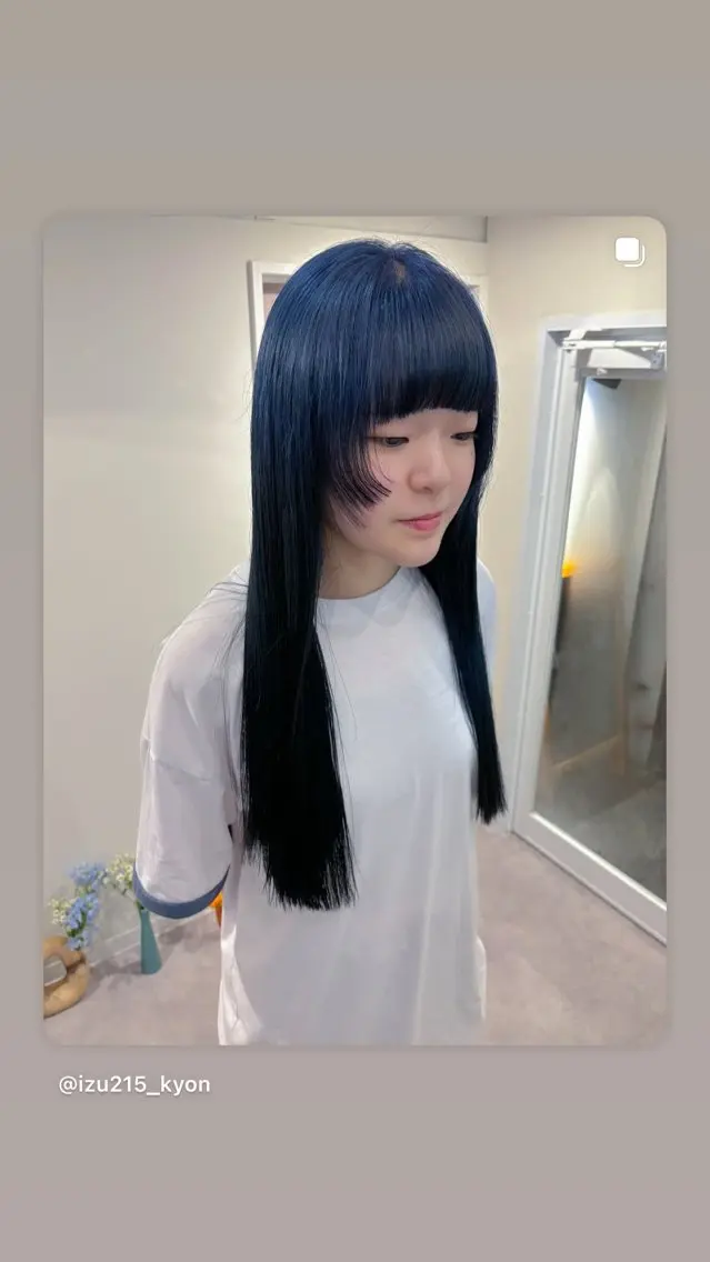 ロング カラー ブリーチ ブルーカラー グラデーションカラー 🩵izu 🩵のヘアスタイル