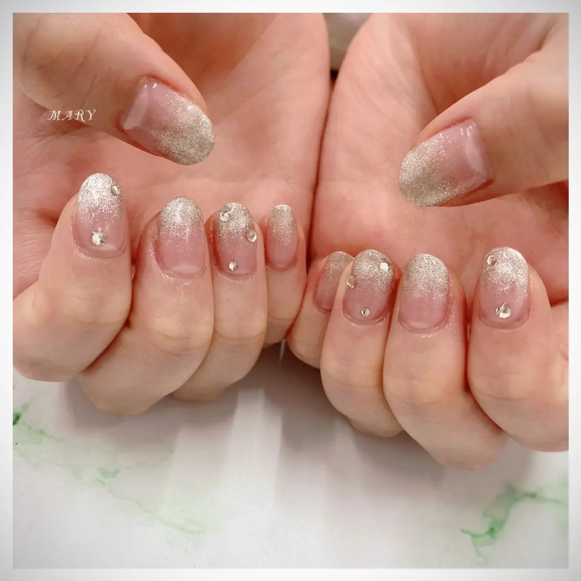 ネイル グラデーション キラキラネイル ラメ(グリッター) ラメグラデーション ニュアンスネイル ハンドネイル Mary nail .narumiのネイルデザイン