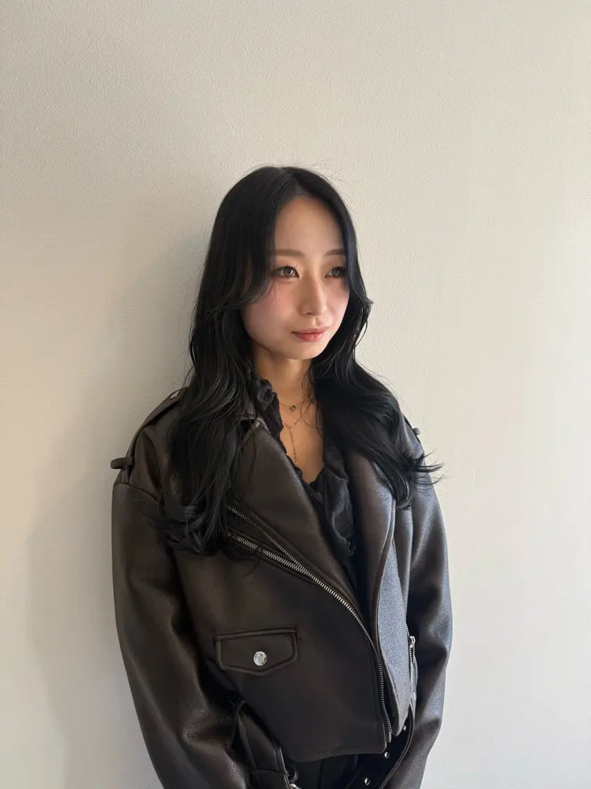 セミロング カラー 黒髪 ブルーカラー ブルーブラック 透明感カラー 髪質改善 カット ヘアカラー トリートメント 髪質改善*韓国ヘア* レイヤー*IBUKIのヘアスタイル