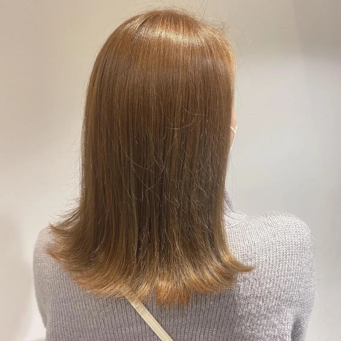 セミロング 外ハネヘア カット ヘアカラー 古林 彩花のヘアスタイル