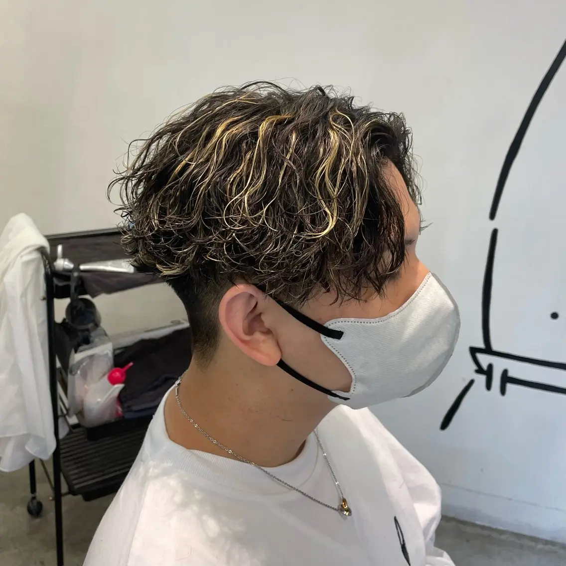ショート カラー パーマ メンズ センターパート メンズハイライト 波巻きパーマ ハイライトカラー ハイライト カット ヘアカラー パーマ メンズ特化美容師/ 藤戸 椋のヘアスタイル