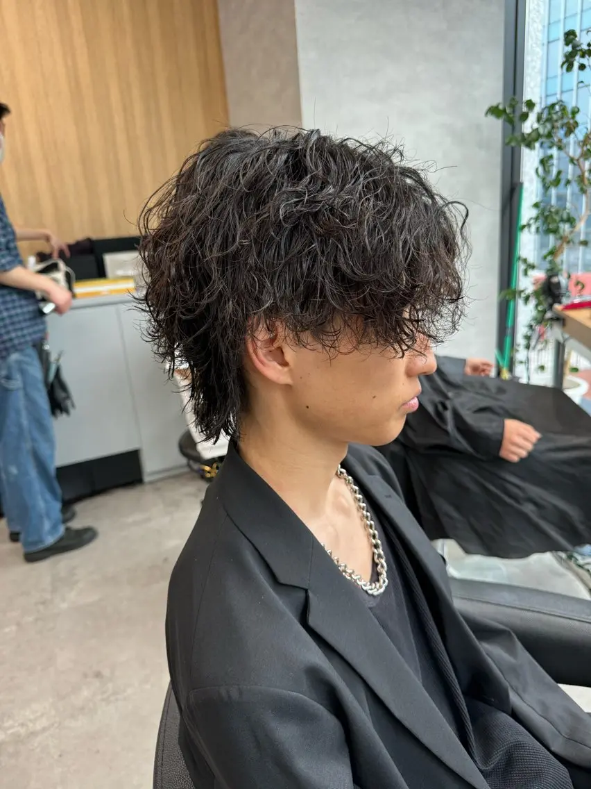 ショート カラー パーマ ヘアアレンジ メンズ メンズブリーチ センターパート メンズハイライト メンズハイトーン マッシュ カット パーマ トリートメント ヘッドスパ ヘアセット スパイキー/フェザー /波巻き/かいとのヘアスタイル