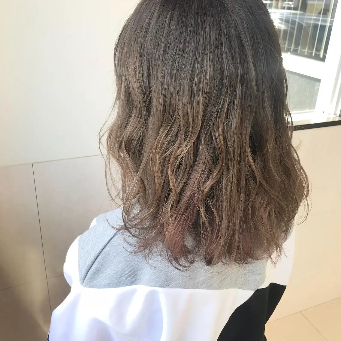 ミディアム カラー 透明感カラー グレージュ ラベンダーカラー ラベンダーグレージュ ラベンダーグレー カット ヘアカラー Oopsレイヤー 加藤澄都のヘアスタイル