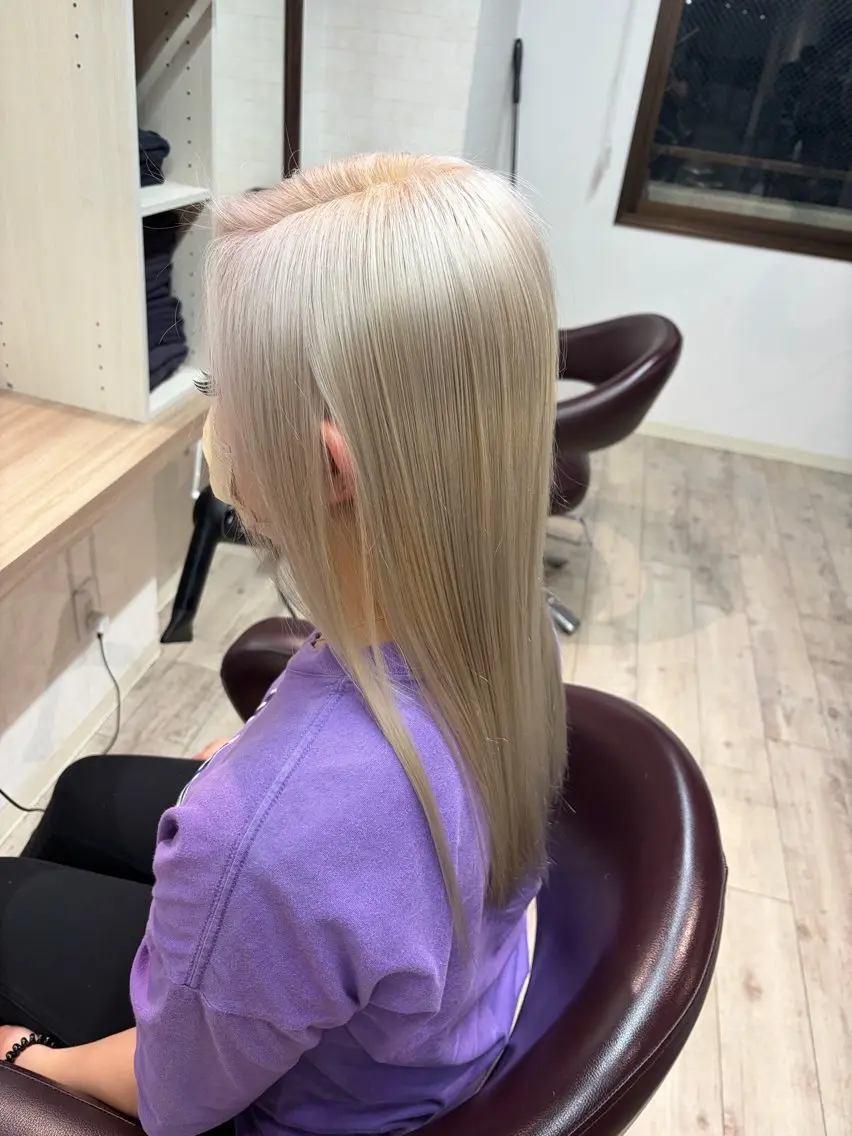 ロング カラー ブロンド ホワイトブロンド ヘアカラー 大賀 鈴のヘアスタイル