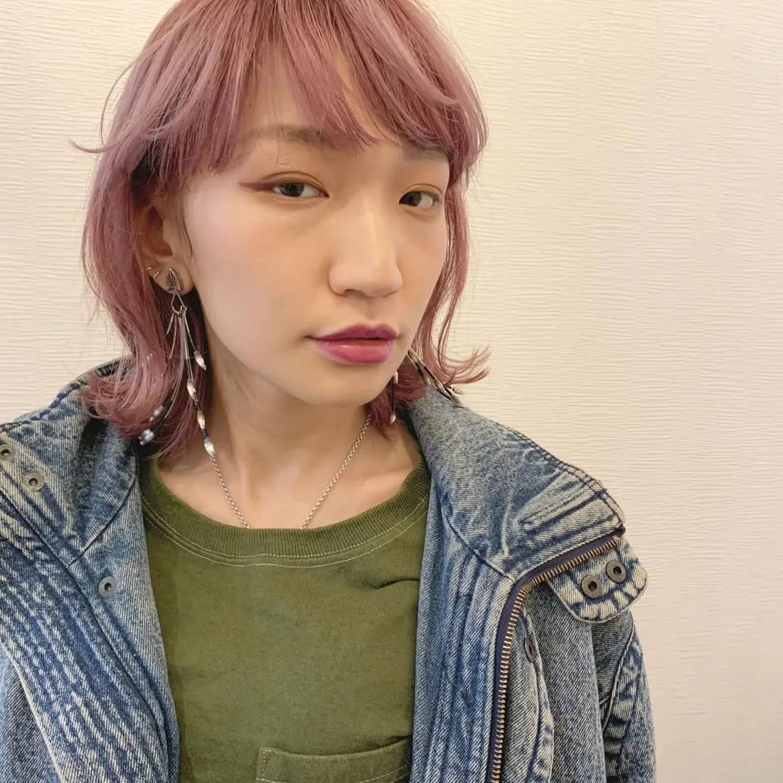 ミディアム カラー 黒髪 ブリーチ ダブルカラー ピンクカラー ホワイトピンク 池田 真由美のヘアスタイル