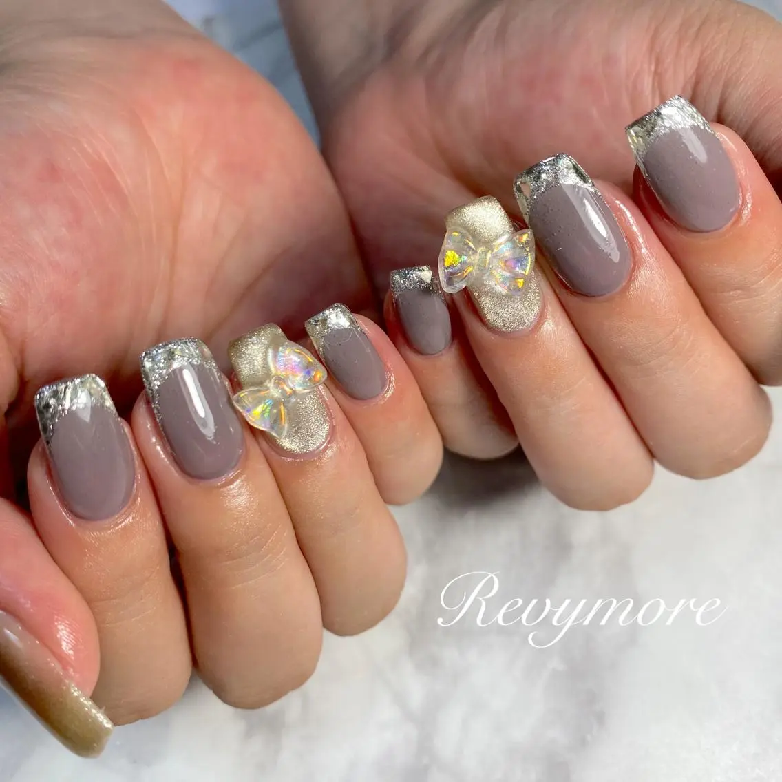 ミディアム ネイル 韓国風ヘア フレンチネイル ジェルネイル ガラスフレンチ キラキラネイル nail salon Revymoreのネイルデザイン