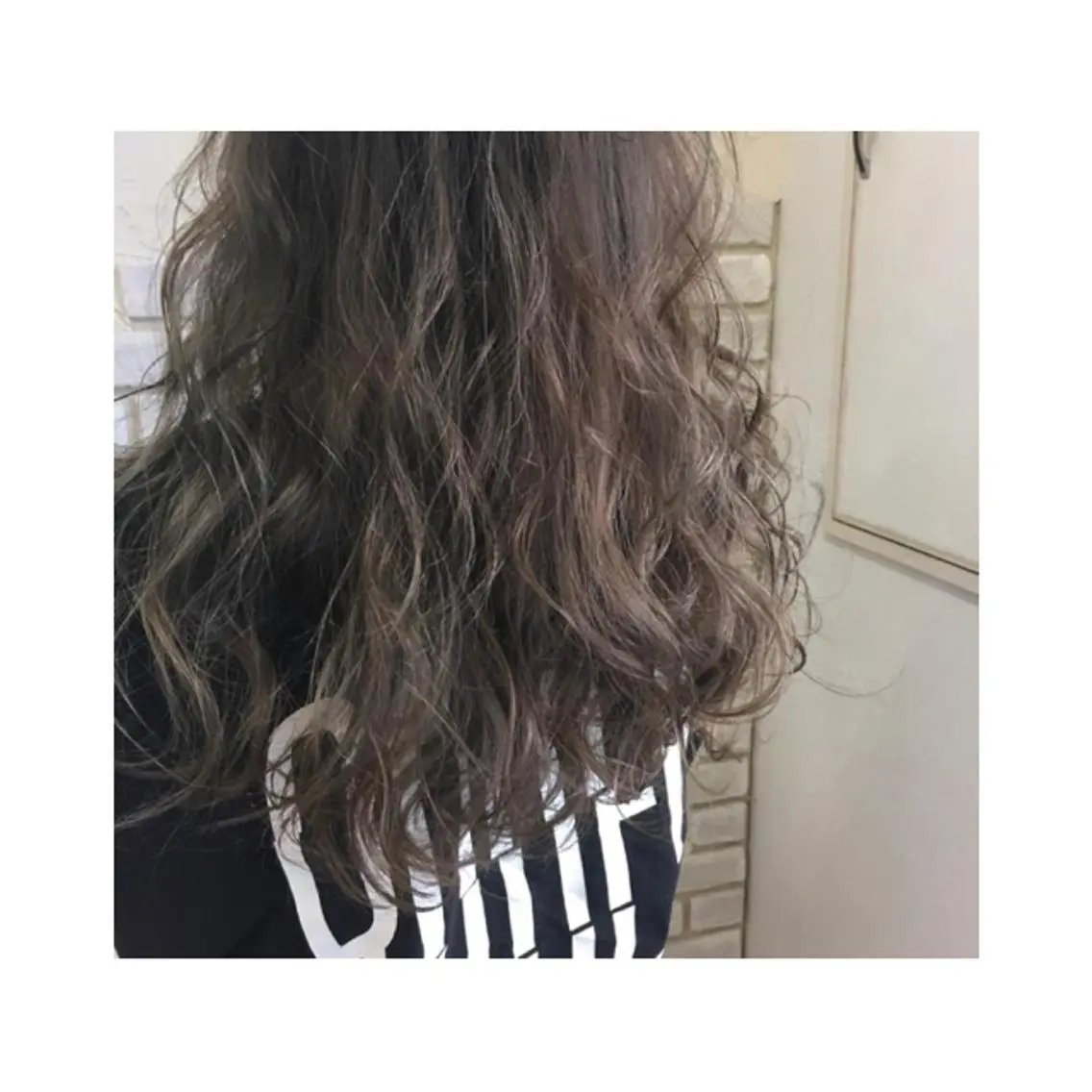 ロング カラー ブリーチ グレージュ 川口 絵理のヘアスタイル