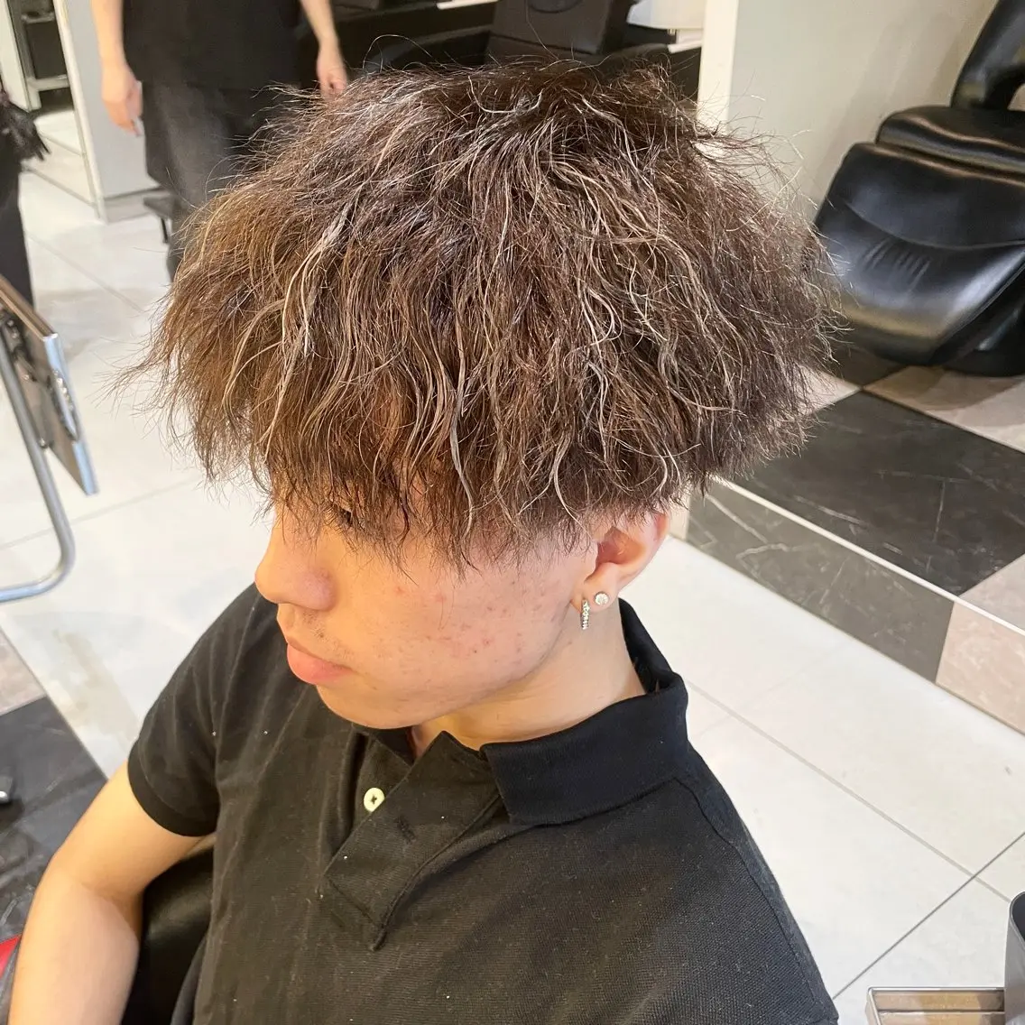 ショート カラー パーマ メンズ メンズハイライト ハイライトカラー イルミナカラー ハイライト カット ヘアカラー パーマ メンズヘア特化 崎田 成人のヘアスタイル