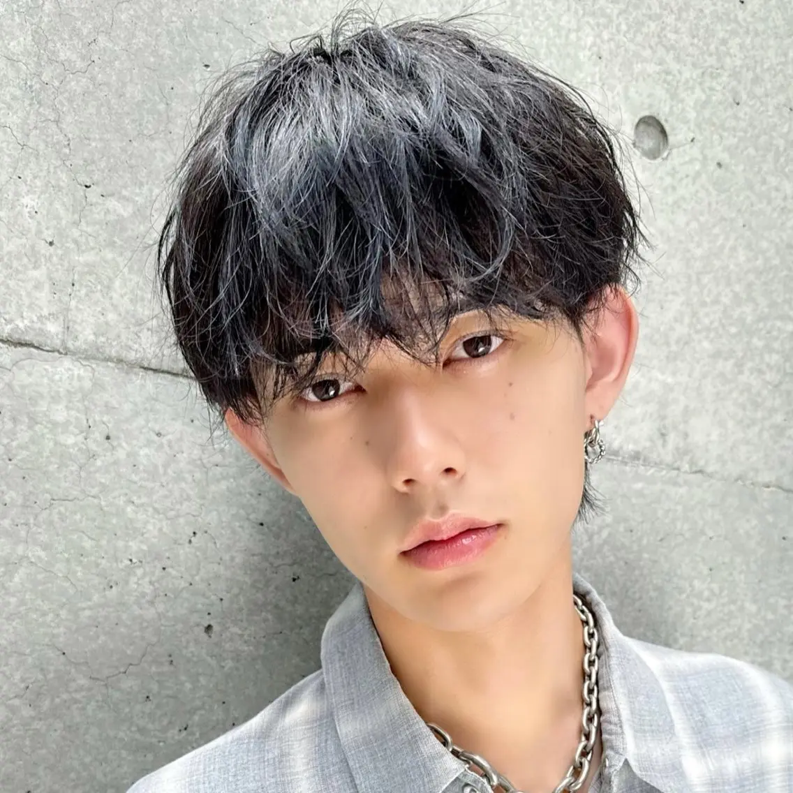 メンズ センターパート コンマヘア メンズデザインカット ダウンパーマ フェザーパーマ カット トリートメント ヘアセット シャドウ/フェザー ニュアンスヘアメンズのヘアスタイル