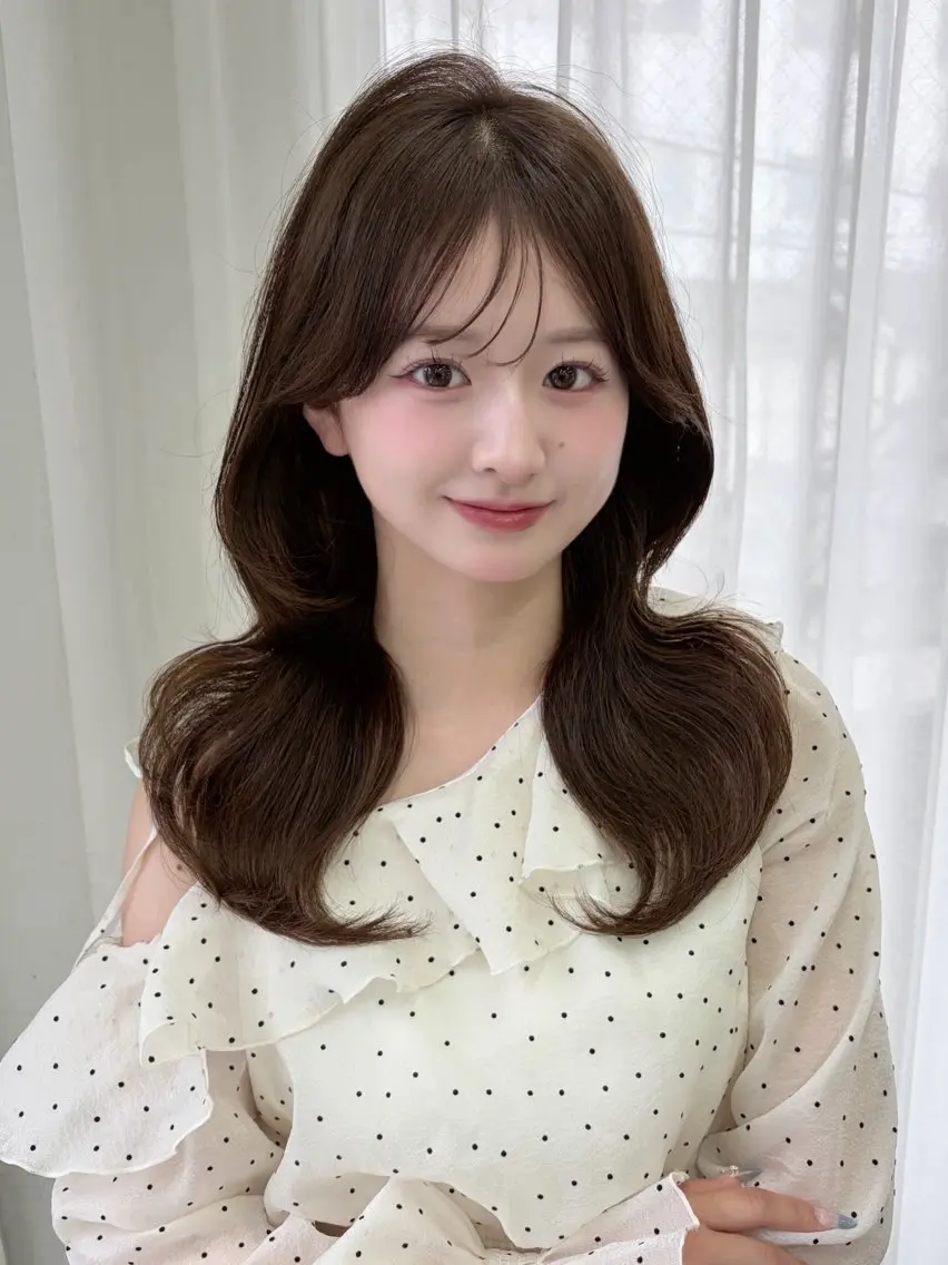 セミロング くびれヘア 韓国風ヘア 外ハネヘア ヘアセット かもみゆ/ブラウン /ベージュ/髪質改善のヘアスタイル