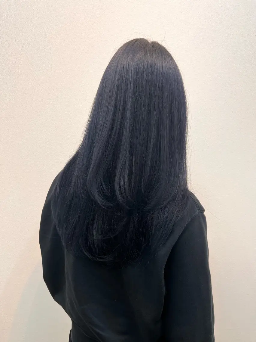カラー 黒髪 ブリーチ ブルーカラー ブルーブラック 松尾 姫依のヘアスタイル