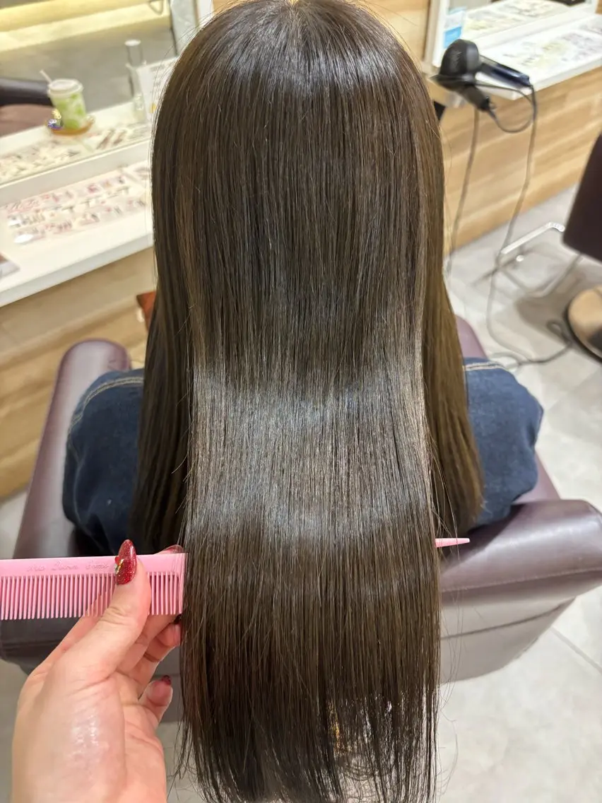 ロング カラー アッシュ オリーブアッシュ カット ヘアカラー トリートメント ヘッドスパ 長岡 明音のヘアスタイル