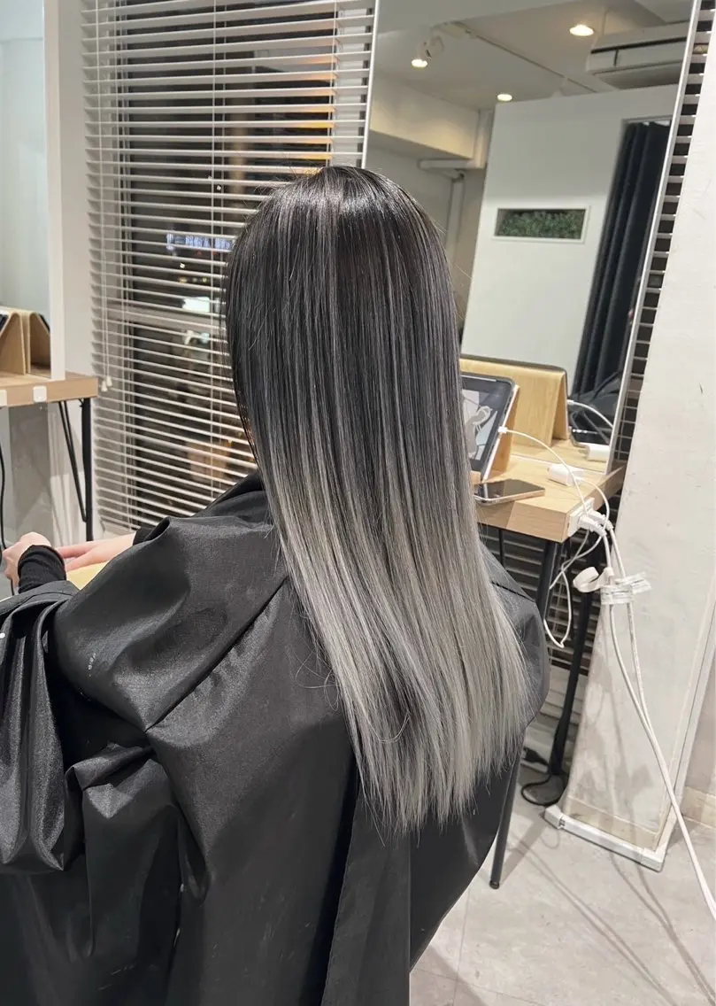 セミロング カラー バレイヤージュ シルバー ホワイトシルバー レイヤーカット 指名数No.1 /NAOYAのヘアスタイル