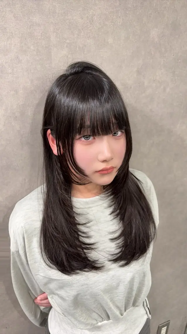 ロング がわ/ハイレイヤー /ハイトーンカラーのヘアスタイル